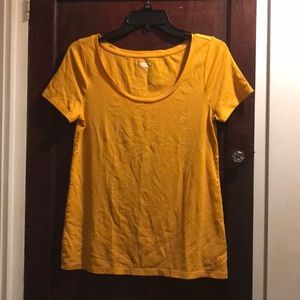 Super soft scoop neck gold T-shirt from Old Navy/M